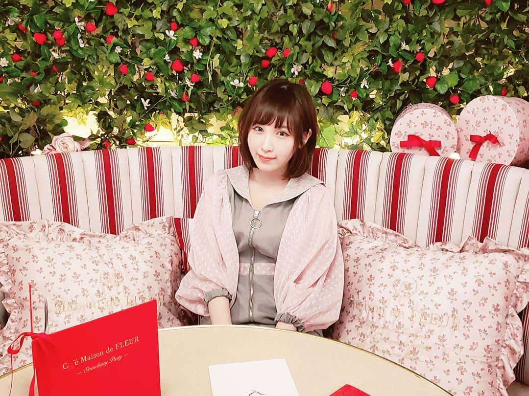 小田桐奈々さんのインスタグラム写真 - (小田桐奈々Instagram)「期間限定の #CafeMaisondeFLEUR へ🍓 タルト、パンベルデュ、ふわふわオムレツをオーダーしたよ（ ⑉´ᯅ`⑉ ） * 🍓がテーマでどれもとっても美味しかったのと、びっくりしたのがオムレツのボリューム感… 三人でシェアしてちょうど良いくらいボリューミー🐣💓 * 店内かわいすぎたなぁ🍓 みらさおもとっても元気でした😝 * * * #maisondefleur #期間限定 #ラメールプラール #Cafe #カフェ #cafe巡り #コラボカフェ #ストロベリー #いちご #イチゴ #苺 #strawberry #strawberrys #国際フォーラム #yurakucho #有楽町 #有楽町カフェ #タルト #フレンチトースト #オムレツ #カフェ巡り #かわいいカフェ #カフェご飯 #カフェ好き #🍓 #PAMEOPOSE #パメオポーズ」3月19日 22時50分 - odagirinana