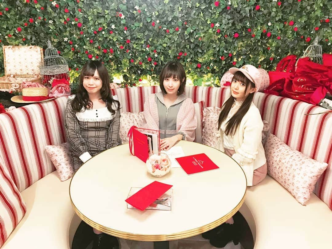 小田桐奈々さんのインスタグラム写真 - (小田桐奈々Instagram)「期間限定の #CafeMaisondeFLEUR へ🍓 タルト、パンベルデュ、ふわふわオムレツをオーダーしたよ（ ⑉´ᯅ`⑉ ） * 🍓がテーマでどれもとっても美味しかったのと、びっくりしたのがオムレツのボリューム感… 三人でシェアしてちょうど良いくらいボリューミー🐣💓 * 店内かわいすぎたなぁ🍓 みらさおもとっても元気でした😝 * * * #maisondefleur #期間限定 #ラメールプラール #Cafe #カフェ #cafe巡り #コラボカフェ #ストロベリー #いちご #イチゴ #苺 #strawberry #strawberrys #国際フォーラム #yurakucho #有楽町 #有楽町カフェ #タルト #フレンチトースト #オムレツ #カフェ巡り #かわいいカフェ #カフェご飯 #カフェ好き #🍓 #PAMEOPOSE #パメオポーズ」3月19日 22時50分 - odagirinana