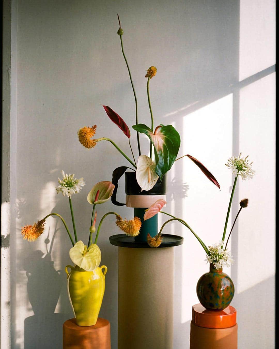のインスタグラム：「🌸 Arrangements by #CarolinaSpencer #Barcelona #florals #vases #springmood #inspo #palette」