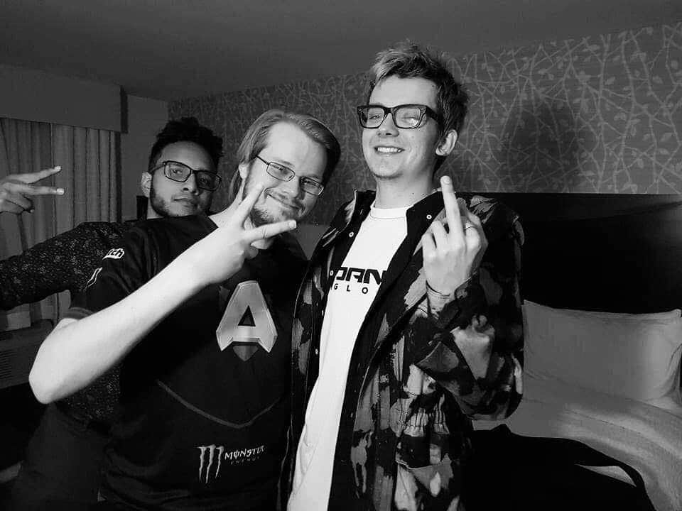エイサ・バターフィールドのインスタグラム：「One of the only drunk pics you’ll see of me, posting because I’m with the GOAT, and also Vish (sorry Vish).」