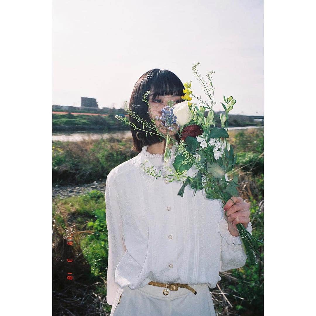 横田ひかるさんのインスタグラム写真 - (横田ひかるInstagram)「遊びで撮った写真💐 自分たちで花束作って、 好きなように好きな場所で楽しいな〜  最後の写真はもうすぐ誕生日の親友、  #hikarufilms」3月19日 22時54分 - _rncn950805