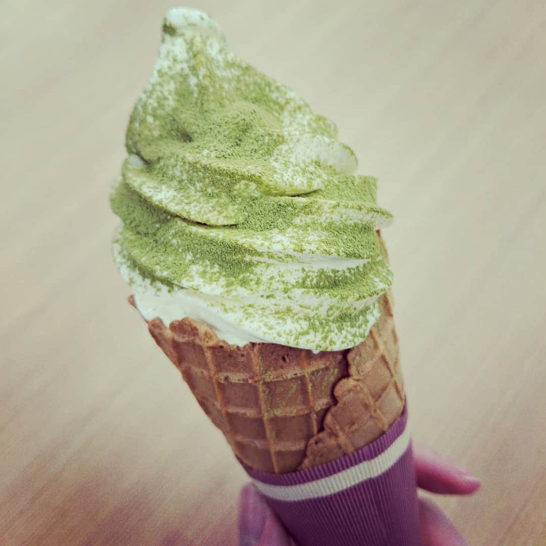 みさこのインスタグラム：「浜松→金沢、美味しかったおやつシリーズ🍦♡ （静岡茶がけソフトクリーム、静岡ご当地ポテチ、金沢カレーせんべい）」