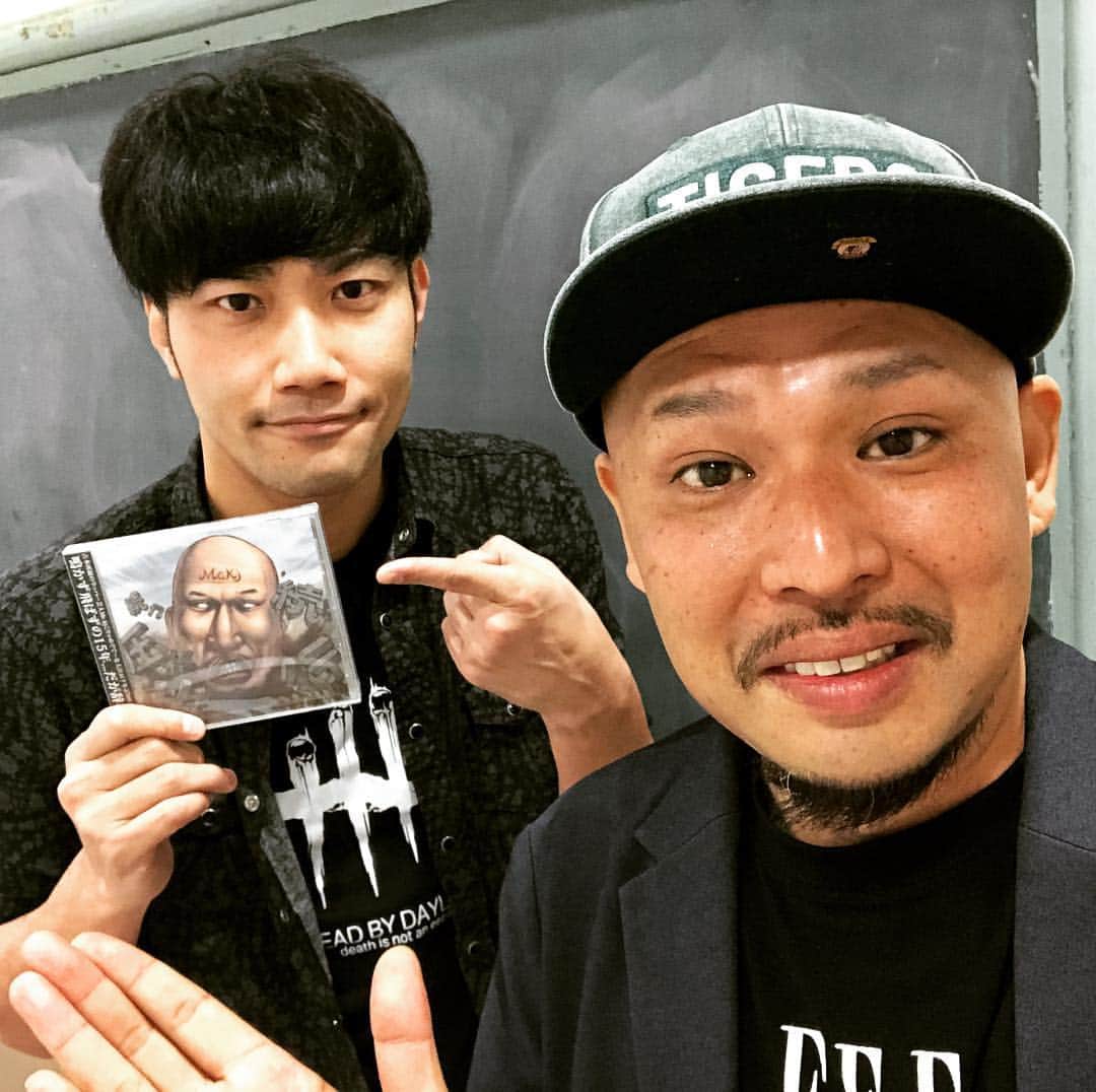 大江健次のインスタグラム：「相方の誕生日祝えたす㊗️永遠の大学生を名乗ってたあいつも38歳だって笑。これからもよろしく！  #mckj2nd #手売り旅 #一日外出券編 #こりゃめでてーな #誕生日 #38歳」