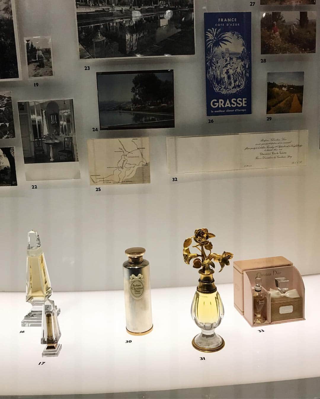 ELLE Polandさんのインスタグラム写真 - (ELLE PolandInstagram)「Dwieście kreacji haute couture, ponad trzysta eksponatów w postaci dodatków, perfum, notatek czy publikacji. W @vamuseum w Londynie trwa właśnie wystawa „Christian Dior: Designer of Dreams”. Codziennie pod galerią, na długo przed otwarciem drzwi, ustawiają się kolejki po dodatkowe bilety na tę wyprzedaną już dawno ekspozycję. Nam udało się ją odwiedzić - relację z tej zachwycającej wystawy znajdziecie na naszym Stories #dior #christiandior #diordesignerofdreams」3月19日 22時55分 - ellepolska