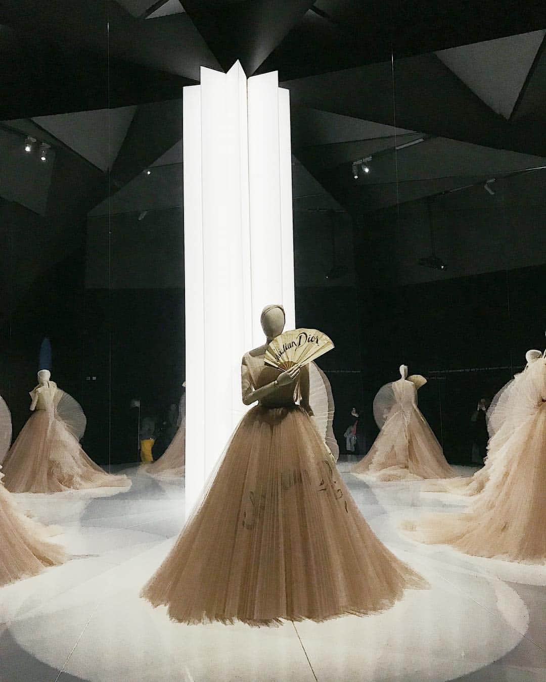 ELLE Polandさんのインスタグラム写真 - (ELLE PolandInstagram)「Dwieście kreacji haute couture, ponad trzysta eksponatów w postaci dodatków, perfum, notatek czy publikacji. W @vamuseum w Londynie trwa właśnie wystawa „Christian Dior: Designer of Dreams”. Codziennie pod galerią, na długo przed otwarciem drzwi, ustawiają się kolejki po dodatkowe bilety na tę wyprzedaną już dawno ekspozycję. Nam udało się ją odwiedzić - relację z tej zachwycającej wystawy znajdziecie na naszym Stories #dior #christiandior #diordesignerofdreams」3月19日 22時55分 - ellepolska