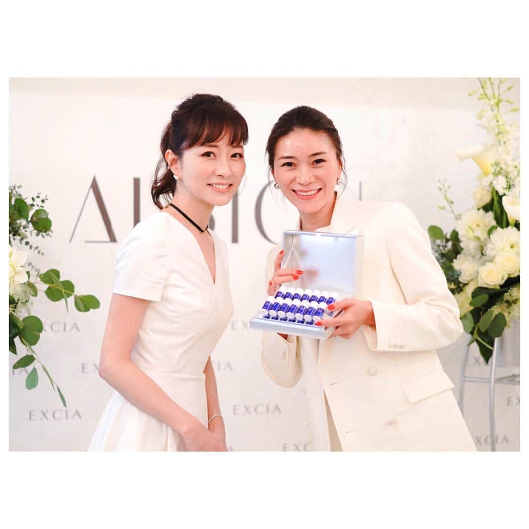 石井美保さんのインスタグラム写真 - (石井美保Instagram)「びっくりしたー‼️👀 今日はアルビオンの新イマキュレートのイベントでトークショーに登壇したのですが、なんと会場に久美さん @kumi511976 が来ていたー😆✨✨✨ 毎月レタッチピーリングでお客様としてサロンにいらして頂いてるから、なんか照れるし緊張するし。アワアワしました😅 新イマキュレートは1回で白くなる効果がパワーアップ。コウジ酸の届くスピードが速くなり、細胞を揺さぶりながらメラニンをクラッシュ！！ 会場の皆様が片方の手の甲に塗って見比べて、塗った方の手だけが明らかに白くてザワザワしていました。 参加者には小分けのギフトが配られましたが、イベント中のお写真投稿でなんと28個入りの現品をプレゼントされた方が10名！アルビオンさん、太っ腹です。スペシャルケアでたまにの1個ではなく、目的の日にめがけてカウントダウンしなが毎日1個ずつ集中的に使うのが効果的です。 私も4月に再び買います！！ #アルビオン #エクシアALホワイトニングイマキュレートエッセンスMXL #渾身のクラッシュ 2019年4月18日発売」3月19日 23時00分 - miho_ishii