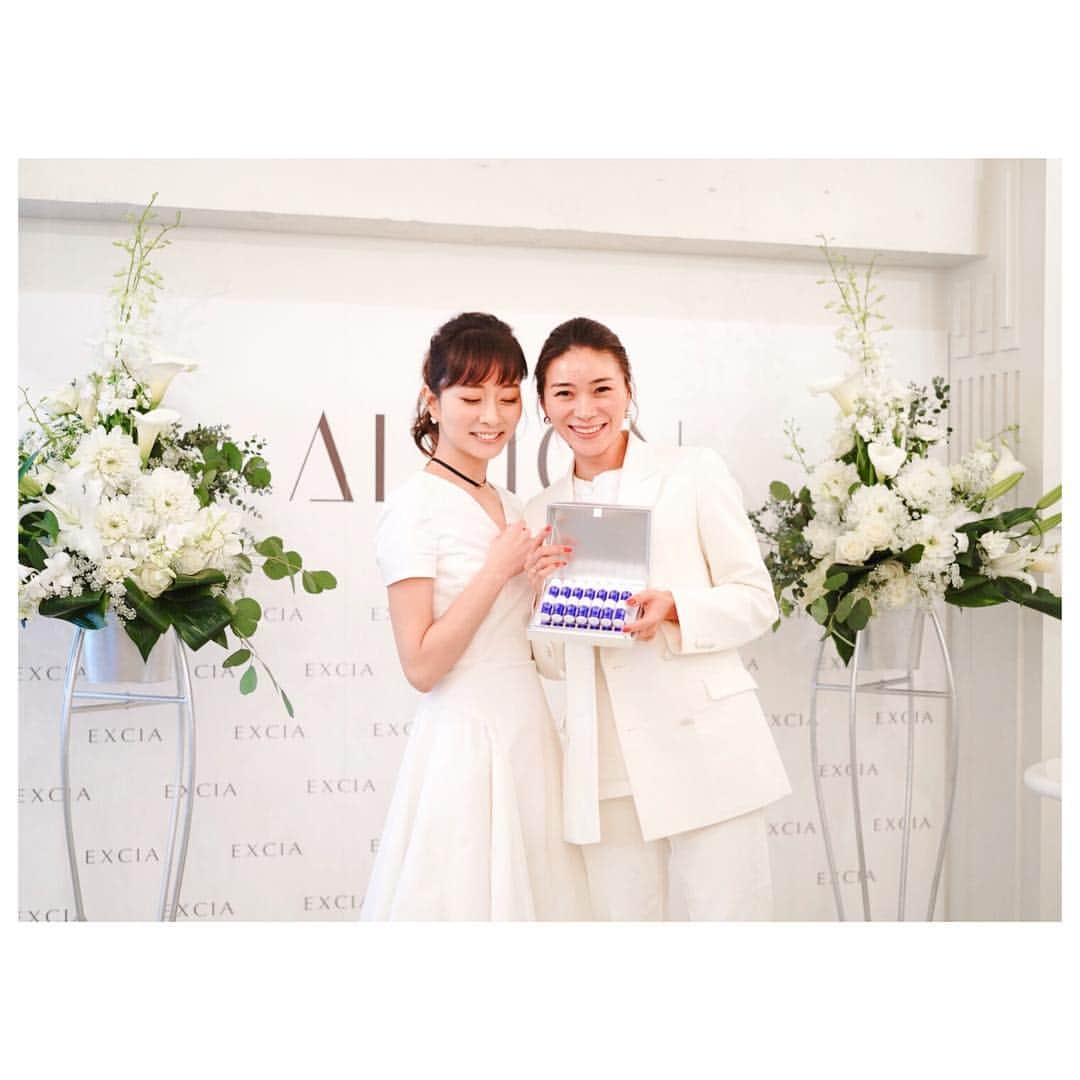 石井美保さんのインスタグラム写真 - (石井美保Instagram)「びっくりしたー‼️👀 今日はアルビオンの新イマキュレートのイベントでトークショーに登壇したのですが、なんと会場に久美さん @kumi511976 が来ていたー😆✨✨✨ 毎月レタッチピーリングでお客様としてサロンにいらして頂いてるから、なんか照れるし緊張するし。アワアワしました😅 新イマキュレートは1回で白くなる効果がパワーアップ。コウジ酸の届くスピードが速くなり、細胞を揺さぶりながらメラニンをクラッシュ！！ 会場の皆様が片方の手の甲に塗って見比べて、塗った方の手だけが明らかに白くてザワザワしていました。 参加者には小分けのギフトが配られましたが、イベント中のお写真投稿でなんと28個入りの現品をプレゼントされた方が10名！アルビオンさん、太っ腹です。スペシャルケアでたまにの1個ではなく、目的の日にめがけてカウントダウンしなが毎日1個ずつ集中的に使うのが効果的です。 私も4月に再び買います！！ #アルビオン #エクシアALホワイトニングイマキュレートエッセンスMXL #渾身のクラッシュ 2019年4月18日発売」3月19日 23時00分 - miho_ishii