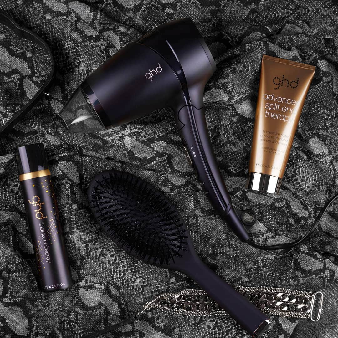 ghd hairさんのインスタグラム写真 - (ghd hairInstagram)「Destination: hair goals ✌️ FYI get a free oval dressing brush with an electrical purchase on our website use code GHDMUM✌️ #ghdflight  #ghdhair #goodhairday #travelhairdryer」3月19日 23時00分 - ghdhair