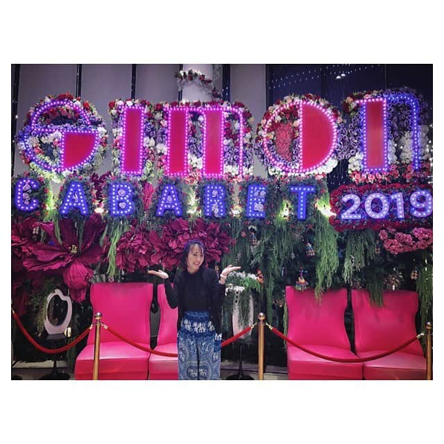 早乙女わかばさんのインスタグラム写真 - (早乙女わかばInstagram)「.﻿ 💃 Phuket Simon Cabaret💃﻿ ﻿ タイの名物✨﻿ ニューハーフショー💃🕺﻿ ﻿ 頭の先から足の先まで本当に美しかったです✨﻿ 美しすぎて…ニューハーフ⁉️と信じられませんでした‼️﻿ ﻿ 宝塚でも使われる曲があったり、映像もふんだんに使っていてあっという間のショーでした😆﻿ ﻿ ショーの終演後に出演者の方と写真が撮れるのですが…すっごい迫力😲‼️﻿ ﻿ その迫力に飲まれ…ほっぺにキス💋まで😂﻿ 写真を見ると私の動揺が伝わります（笑）﻿ ﻿ #わかばtrip﻿ #旅﻿ #タイ🇹🇭﻿ #プーケット島﻿ #サイモンキャバレー﻿ #Thailand﻿ #PhuketIsland﻿ #Phuket Simon Cabaret」3月19日 23時01分 - s_wakaba.94