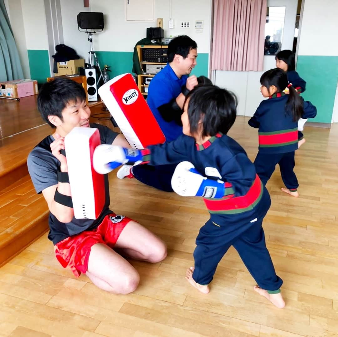 佐藤嘉洋さんのインスタグラム写真 - (佐藤嘉洋Instagram)「‪今期最後の保育園でのキックボクシング体操がとうとう終わりました。‬ . ‪みんな一年間ありがとう。‬ . ‪私も毎回学びのある貴重な機会になりました。‬ . ‪これを機にキックボクシングに少しでも興味を持ってくれたら嬉しいし、子供たちの人生に少しでもキックボクシングが関われたことに感謝します。‬ #キックボクシング #フィットネス #名古屋キックボクシング #保育園 #中村保育園」3月19日 23時03分 - yoshihirosato1981