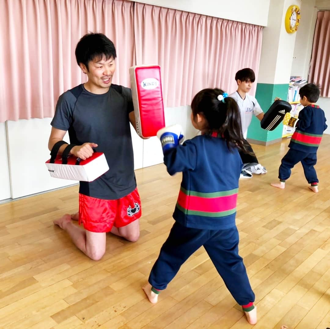 佐藤嘉洋さんのインスタグラム写真 - (佐藤嘉洋Instagram)「‪今期最後の保育園でのキックボクシング体操がとうとう終わりました。‬ . ‪みんな一年間ありがとう。‬ . ‪私も毎回学びのある貴重な機会になりました。‬ . ‪これを機にキックボクシングに少しでも興味を持ってくれたら嬉しいし、子供たちの人生に少しでもキックボクシングが関われたことに感謝します。‬ #キックボクシング #フィットネス #名古屋キックボクシング #保育園 #中村保育園」3月19日 23時03分 - yoshihirosato1981