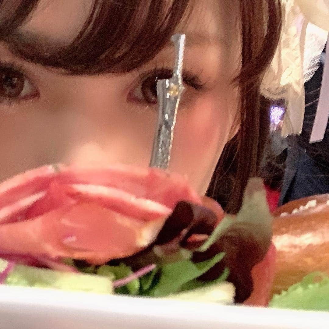 深澤翠さんのインスタグラム写真 - (深澤翠Instagram)「肉とプレッツェルを貫く🥨﻿﻿ 純銀の刃✨﻿﻿ ﻿﻿ ﻿﻿ 王城で開催されたような🏰笑﻿﻿ 筒井さんバースデイでした！﻿﻿ ﻿﻿ 著名な方がたくさんいらしていてとても豪華でした✨おめでとうございます🍾﻿ ﻿ そして私まで沢山の方からプレゼントいただいてしまいました🙇‍♀️ありがとうございます❣️」3月19日 23時08分 - midorifukasawa