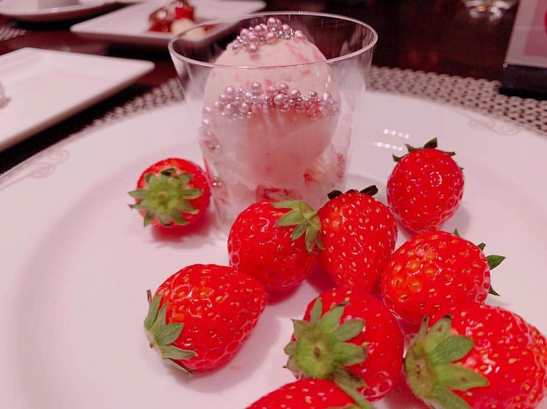 瀬古沢祐希のインスタグラム：「毎日のんびりお茶会して暮らせたらいいなぁ  #お茶会 #🍓 #☕️」