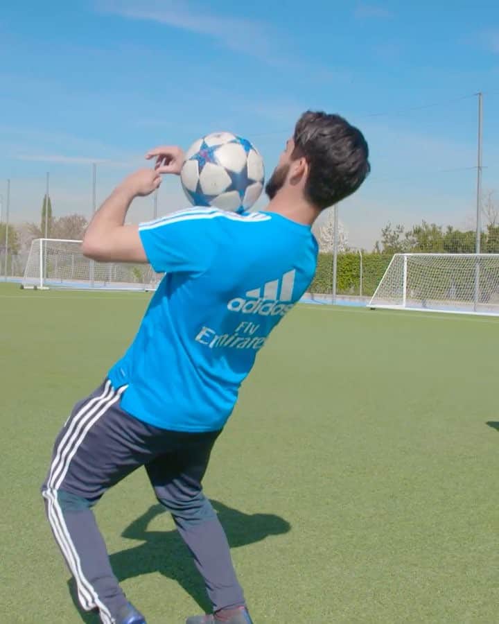 F2Freestylersのインスタグラム：「@iscoalarcon has the most casual touch 🙉🔥 Makes it look so easy 😎 FULL VID ON YOUTUBE NOW ⏩」