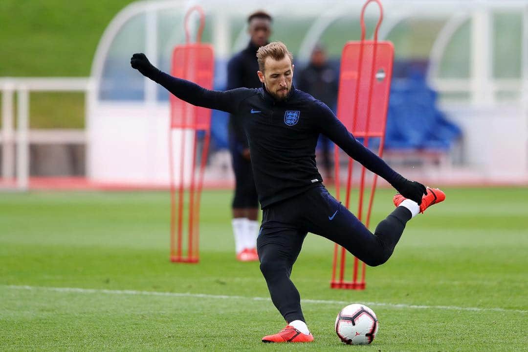ハリー・ケインのインスタグラム：「Great to be back with the @England team 🦁🦁🦁 #ThreeLions」