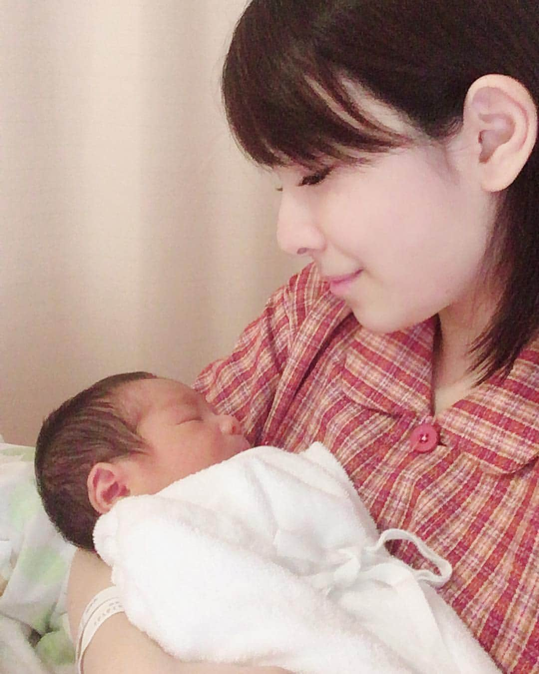 永峰絵里加さんのインスタグラム写真 - (永峰絵里加Instagram)「Pics of DAY 4👶🏻🏥 入院中は母子同室でした^_^  産後すぐの体で怒涛のお世話ルーティンが始まるのはかなり大変ですが、いざ自宅へ帰ってからがっつりそれが始まるよりは入院中に少しでも慣れておいた方が良いとのこと◎  結果、私にはそれが合っていたと思います！ 入院中の数日間で息子の癖や特徴をよく把握できたし、何をやったら寝付きがいいとかこんなテンションの時は寝ないからこちらも気張らず見守ってみるとかの対応を覚えられたので帰宅してからの心の余裕が大きいです✌🏻 そもそもよく寝てくれる子なのでとても助かってますが☺️ あと切開したのでドーナツクッションは本当に神🍩✨ #入院生活 #母子同室 #出産 #出産記録 #抱っこ #すやすや #息子 #新生児 #赤ちゃん #newbornbaby #momandson」3月19日 23時15分 - erikalmaz