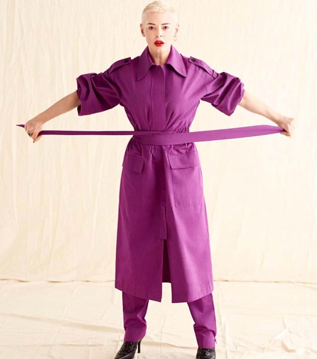 デレク ラムのインスタグラム：「Organic cotton taffeta trench coat and pants on beautiful @rosemcgowan in a burst of magenta. Derek Lam Spring 2019」