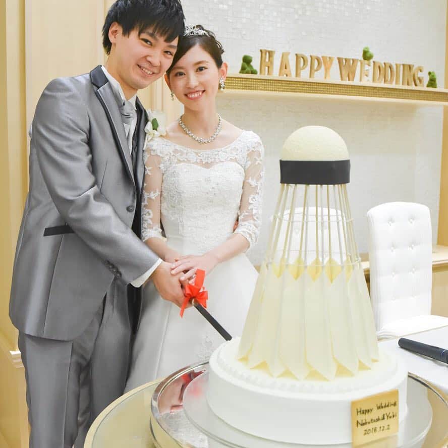 アニヴェルセル 大阪 公式さんのインスタグラム写真 - (アニヴェルセル 大阪 公式Instagram)「. . 幸せいっぱいのおふたりの前にはインパクト抜群のケーキ🎂 . 一見実現不可能と思うようなケーキでも、見事に作りあげるアニヴェルセル大阪自慢のパティシエたち👨‍🍳 . おふたりらしさが溢れるオリジナルデザインのケーキを考えてみませんか？ . . #wedding #bride #love #anniversaire #bouquet #ウェディング #ウエディング #アニヴェルセル #アニヴェルセル大阪 #アニ嫁 #日本中のアニ嫁さんと繋がりたい #結婚式 #ウエディングフェア#ウェディングフェア #ブライダルフェア #模擬挙式 #試食 #プレ花嫁 #関西プレ花嫁 #日本中のプレ花嫁さんと繋がりたい #marry花嫁 #アニスタグラム #ウェディングケーキ #オリジナルケーキ #バドミントン」3月19日 23時17分 - anniversaire_osaka