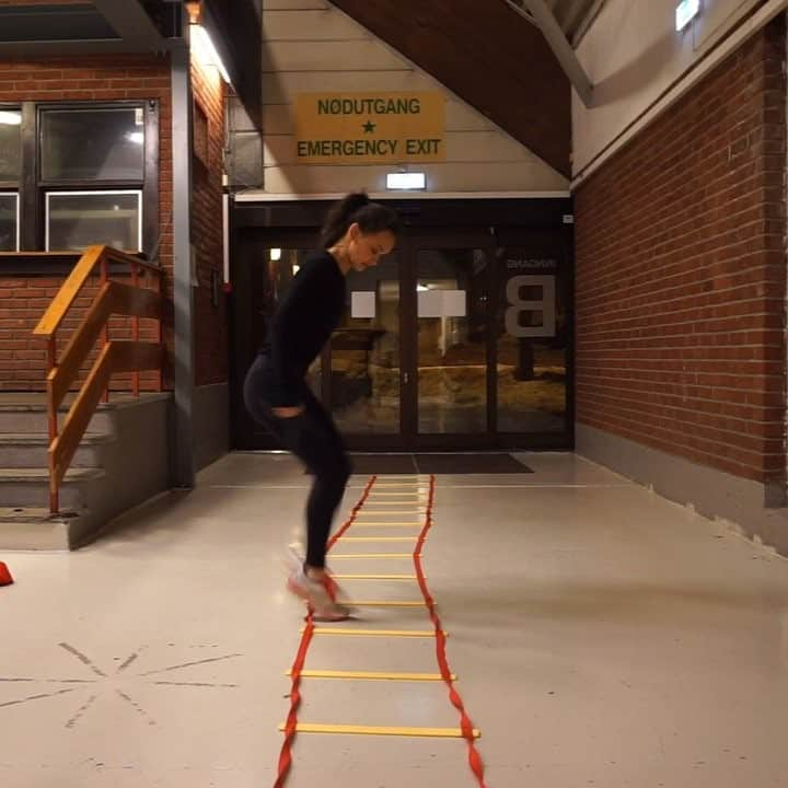 カミラ・ヤシェムのインスタグラム：「[Reklame] - Have you heard @avamax ‘s new single? 💃🏽 #SoAmI @warnermusicnorway  Link i bio😁 • • #training #quickness #agilityladder #figureskating #exercise #music #avamax #newrelease #workout #sport #footwork •」