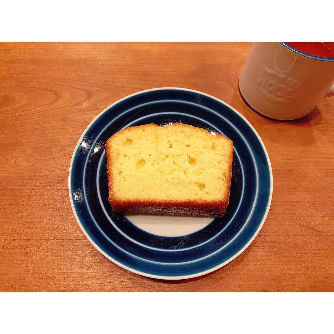 永井友梨さんのインスタグラム写真 - (永井友梨Instagram)「近くでお仕事だったので寄って買って帰ったレモンケーキが美味しかった〜🍋💕 こんな時間にペロリ  #サンセイドウスイーツ #レモンケーキ」3月19日 23時18分 - nagai_y_r