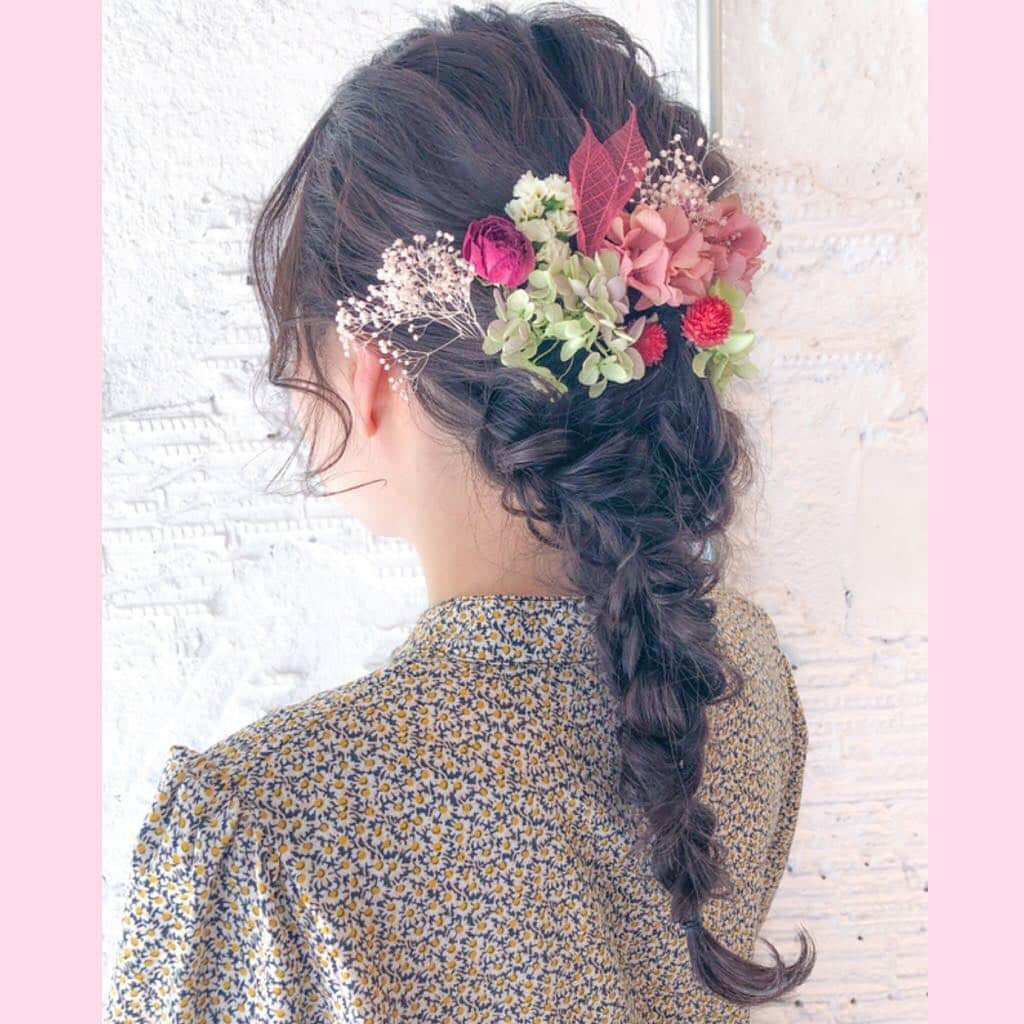 MOMOKOさんのインスタグラム写真 - (MOMOKOInstagram)「・ ロングヘアをいかした 編みおろし×ドライフラワー💐💕 ・ 卒業式・成人式にオススメ💐💞 ・ ♡こちらのような卒業式や成人式のヘアセット ▷¥11300 (高校生♡20%off 大学・専門学生♡10%off) ・ 早朝のヘアセットも承っております♡ スタイルや付けるヘアアクセサリーにより 料金・施術時間が変わりますので、 ヘアセットに関してのご相談は お店に一度お電話頂けたら嬉しいです☎︎💕 ‌・ 結婚式のお呼ばれヘアセットなどもぜひ💓 フルアップ▷¥7700 ハーフアップ▷¥5700 巻きのみ▷¥4600 (高校生♡20%off 大学・専門学生♡10%off) ・ #shima#shimaaoyama#shima_momoko  #ヘアアレンジ#ヘアセット #結婚式#結婚式ヘア#結婚式ヘアセット #成人式#成人式ヘア#成人式ヘアセット  #卒業式#卒業式ヘア#卒業式ヘアセット#ももセット」3月19日 23時18分 - momoko_girly