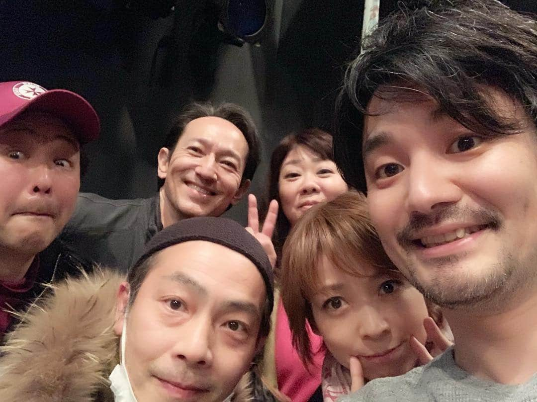 初嶺麿代さんのインスタグラム写真 - (初嶺麿代Instagram)「モジリ兄とヘミング第2回公演 オットセイ・オデッセイ観劇。 オットセイ〜♪オデッセイ~🎶 (￣∇￣) 暫く頭ん中ぐるぐる。。 #対面式舞台 #臨場感ぱない  #オットセイオデッセイ 〜🎶 #ええ声 で#歌ってみる  このユニット面白いので、ぜひ観てください。24日まで。#中野テアトルbonbon  わたしが観た日、客席が俳優さん、女優さんで華やかだった。 #鈴木壮麻 さんにお会いしましたぁ🎶」3月19日 23時21分 - hatsunemayo