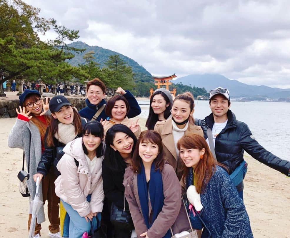 新田恵海さんのインスタグラム写真 - (新田恵海Instagram)「厳島神社に行ってきました⛩✨ 着いたときは雨がパラついていましたが、宮島を楽しんでいるうちに気持ちのよい晴れ空に☀️ 美しい景色と荘厳な雰囲気に心洗われ、おいしいもので元気をチャージしてきました💕  明日からは『キューティ・ブロンド』広島公演！ スピリチュアルパワーでがんばります✨✨✨ #キューティブロンド #宮島 #厳島神社 #つんむしゃ #あなご飯 #おもむろに豆乳」3月19日 23時30分 - tnstagram1210