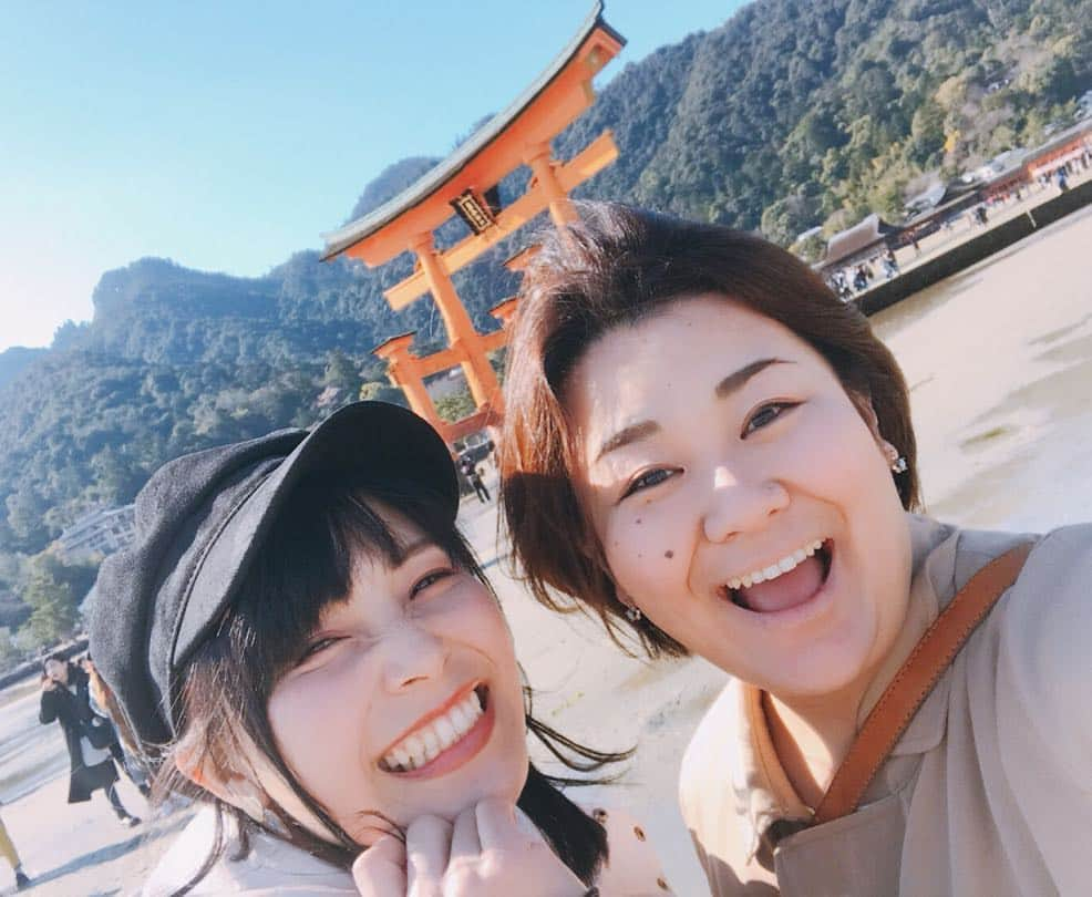 新田恵海さんのインスタグラム写真 - (新田恵海Instagram)「厳島神社に行ってきました⛩✨ 着いたときは雨がパラついていましたが、宮島を楽しんでいるうちに気持ちのよい晴れ空に☀️ 美しい景色と荘厳な雰囲気に心洗われ、おいしいもので元気をチャージしてきました💕  明日からは『キューティ・ブロンド』広島公演！ スピリチュアルパワーでがんばります✨✨✨ #キューティブロンド #宮島 #厳島神社 #つんむしゃ #あなご飯 #おもむろに豆乳」3月19日 23時30分 - tnstagram1210