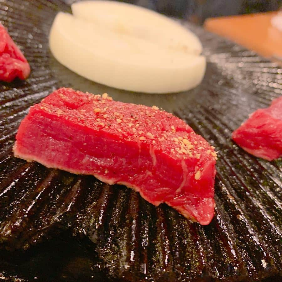 サキ吉さんのインスタグラム写真 - (サキ吉Instagram)「親友りなの誕生日会🥰 三軒茶屋の馬肉焼肉専門店 うまえびす( @umaebisu3cha )さんが協力してやってくれました❣️💕 ． 初めての馬肉の焼肉✨ 脂のってるのに全くもたれない！👏 美味しすぎました❣️❣️❣️ ちなみに馬のレバ刺しは合法なんだって🙆‍♀️💪 うちの地元、山梨でも馬肉はよく家庭で食べるけど、初めての人もびっくりするくらい楽しめると思います💕 ． りな❣️ @prricri  いつもありがとう💕💕💕 プレゼントもすごく喜んでくれた(＊¯ω¯＊)❣️ 大好きです！✨ ． #良い夢みれそうおやすみ」3月19日 23時24分 - sakikichi1201