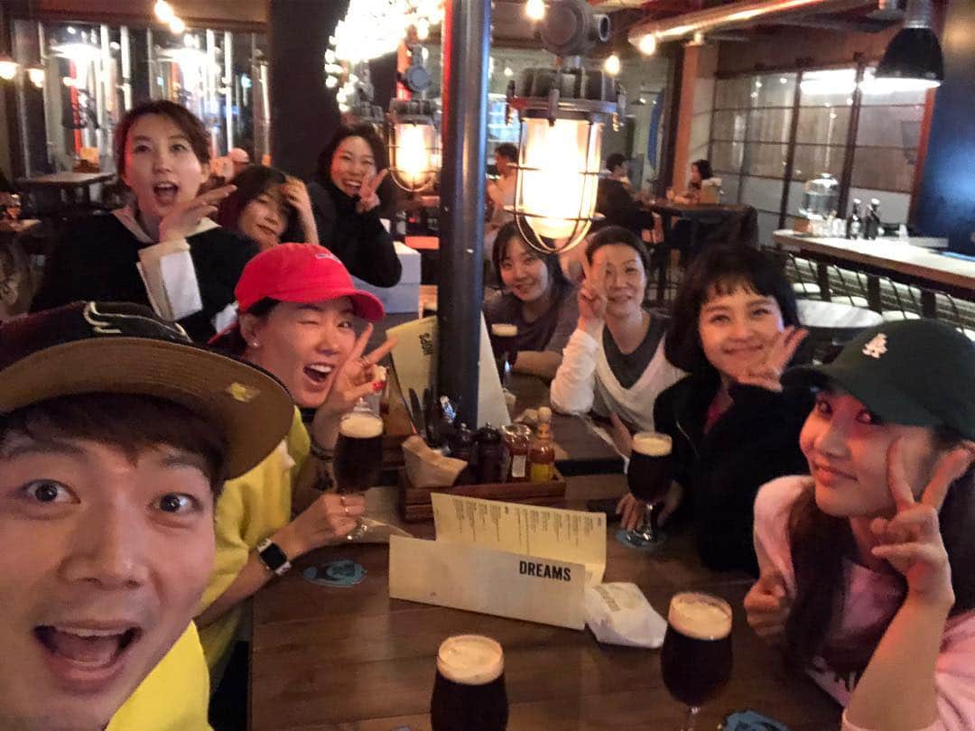 アン・ソニョンさんのインスタグラム写真 - (アン・ソニョンInstagram)「신나게 줌바하고,  육수 쫙 뽑고,  다같이 걸어서 ,  유명한 하우스비어집에서  생일 케이크는 사진만 찍고,  무알콜맥주에 샐러리 씹어먹고 (feat. #하고싶다x레이핏 ) 헤어지는  #참건전한모임😌 #참이쁜사람들💛 #Azumba is 더럽❤️ . . . #생일축하해인영아🤗 @drimcomtru」3月19日 23時25分 - anney_an_love