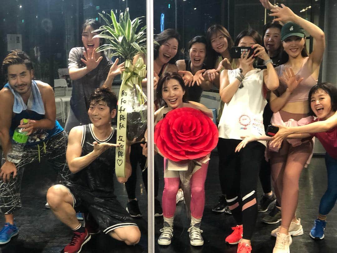 アン・ソニョンさんのインスタグラム写真 - (アン・ソニョンInstagram)「신나게 줌바하고,  육수 쫙 뽑고,  다같이 걸어서 ,  유명한 하우스비어집에서  생일 케이크는 사진만 찍고,  무알콜맥주에 샐러리 씹어먹고 (feat. #하고싶다x레이핏 ) 헤어지는  #참건전한모임😌 #참이쁜사람들💛 #Azumba is 더럽❤️ . . . #생일축하해인영아🤗 @drimcomtru」3月19日 23時25分 - anney_an_love