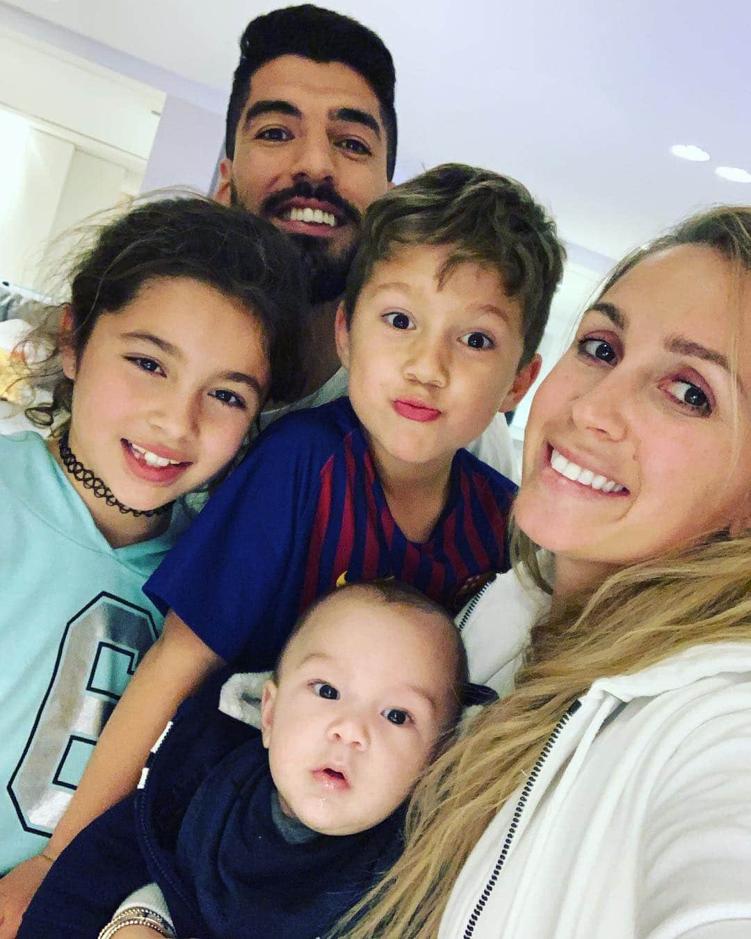 のインスタグラム：「Feliz Día Papito! te amamos con todas nuestras ganas! @luissuarez9」