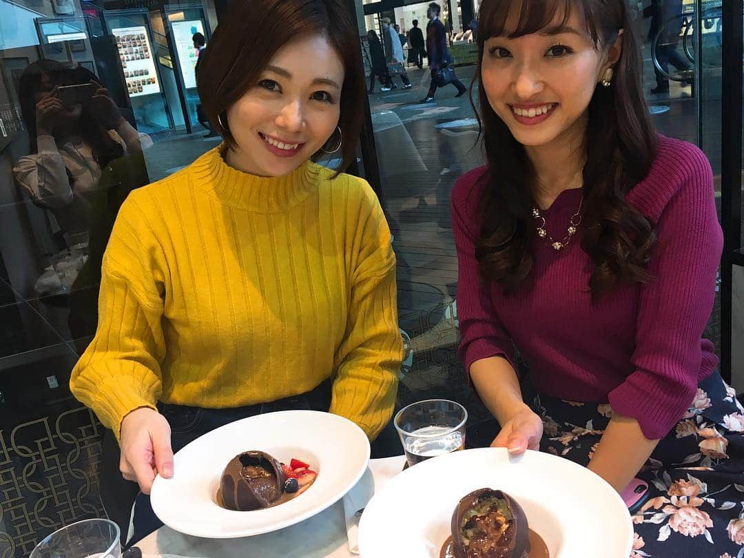 山本愛子さんのインスタグラム写真 - (山本愛子Instagram)「築山可奈ちゃんと藤田舞美ちゃんと一緒に、丸の内のドゥバイヨルへ♥  やっぱりここのチョコ美味しい〜っ\(* ¨̮*)/\(*¨̮ *)/✨ 私はケーキ☆ 二人はなんか… 丸い…チョコの中に何かが入ってるやつ笑  説明が難しいけど、おいしそうでした笑♥  #ドゥバイヨル #丸の内 #チョコ」3月19日 23時27分 - aikoyade1219