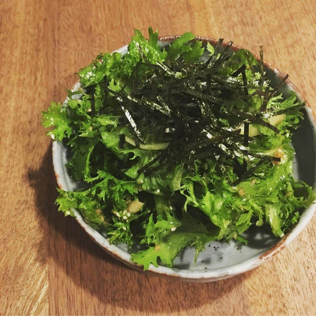 のインスタグラム：「【今日食べたサラダと舞台挨拶MCのお知らせ】  わさび菜と胡瓜のチョレギサラダ。 わさび菜大好きなのです。  そして映画#夢の音 の舞台挨拶MCをさせていただくことになりました！ #吉祥寺ココマルシアター にて20:20から。 私の担当回は3/25と3/29です。 是非お越しくださいませ！  #映画 #舞台挨拶 #MC #役者」