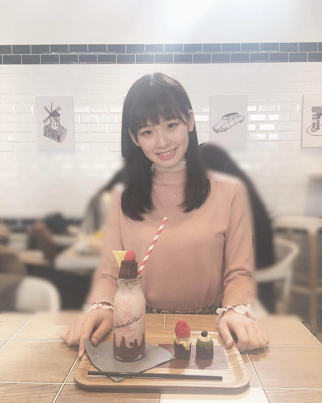 浅井七海さんのインスタグラム写真 - (浅井七海Instagram)「*.﻿ ﻿ カヌレのお店🍫﻿ ﻿ 私はいちごドリンクの方を飲みました🍓﻿ 友達がカヌレの方☺️💭﻿ ﻿ ドリンクにもカヌレついてて、﻿ ほんとーに美味しかったなあ。。。﻿ ﻿ ドリンクも美味しすぎて﻿ 紙のストローだから﻿ 時間経つと上手く吸えなくなるので、﻿ プラスチックのストローもつけますねーって﻿ 言われたのに、余裕で紙のストローで﻿ 飲み切ってた、、、、😶﻿ ﻿ ・﻿ #Hicacao #カヌレ #代官山カフェ #代官山」3月19日 23時28分 - naamin48_