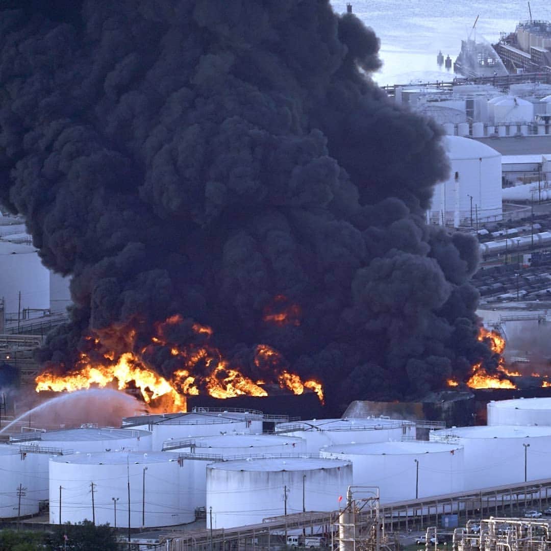ABC Newsさんのインスタグラム写真 - (ABC NewsInstagram)「A large fire at a Houston-area petrochemicals terminal will likely burn for another two days, authorities said Monday, noting that air quality around the facility was testing within normal guidelines. (David J. Phillip/AP) #fire #houston #texas」3月19日 23時28分 - abcnews