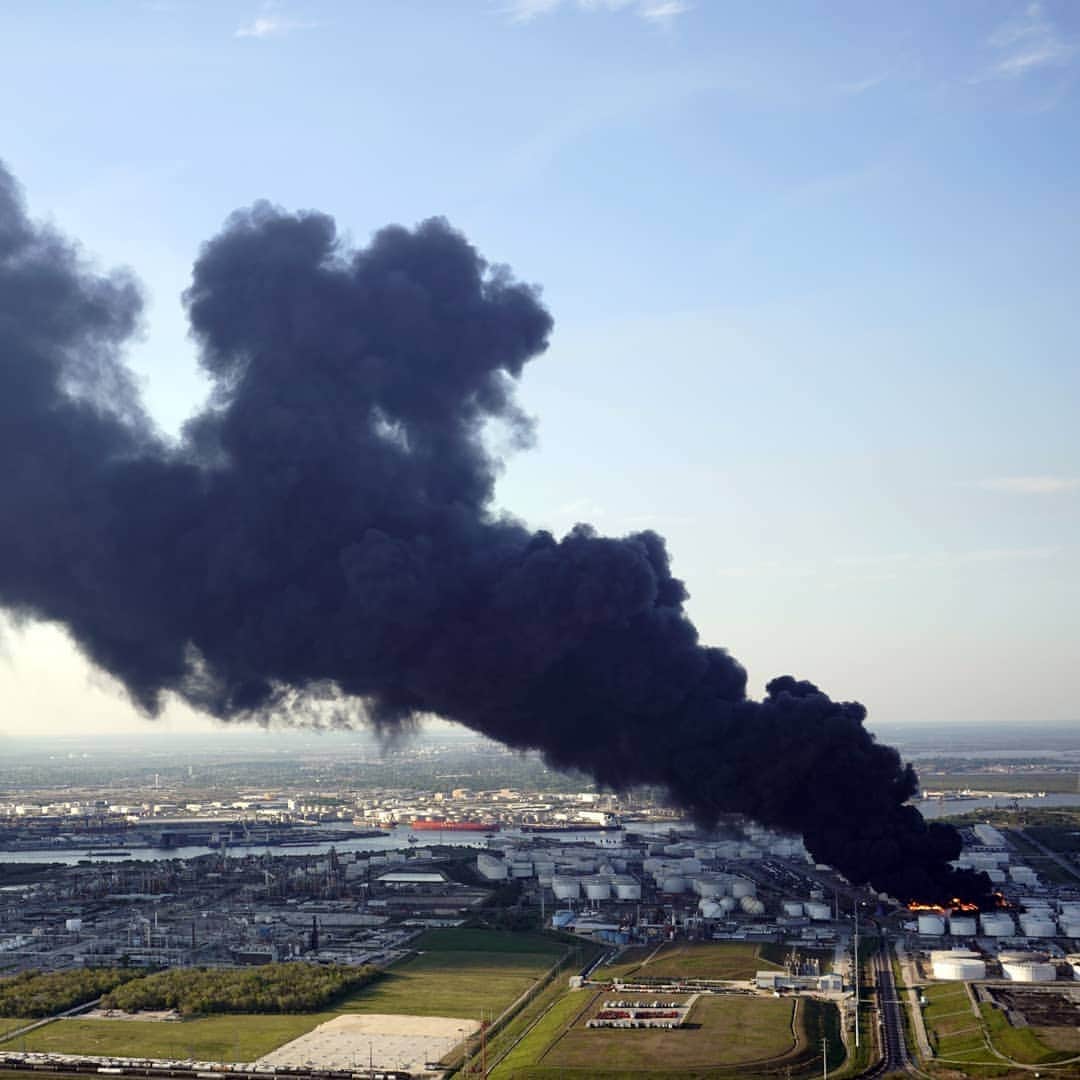 ABC Newsさんのインスタグラム写真 - (ABC NewsInstagram)「A large fire at a Houston-area petrochemicals terminal will likely burn for another two days, authorities said Monday, noting that air quality around the facility was testing within normal guidelines. (David J. Phillip/AP) #fire #houston #texas」3月19日 23時28分 - abcnews