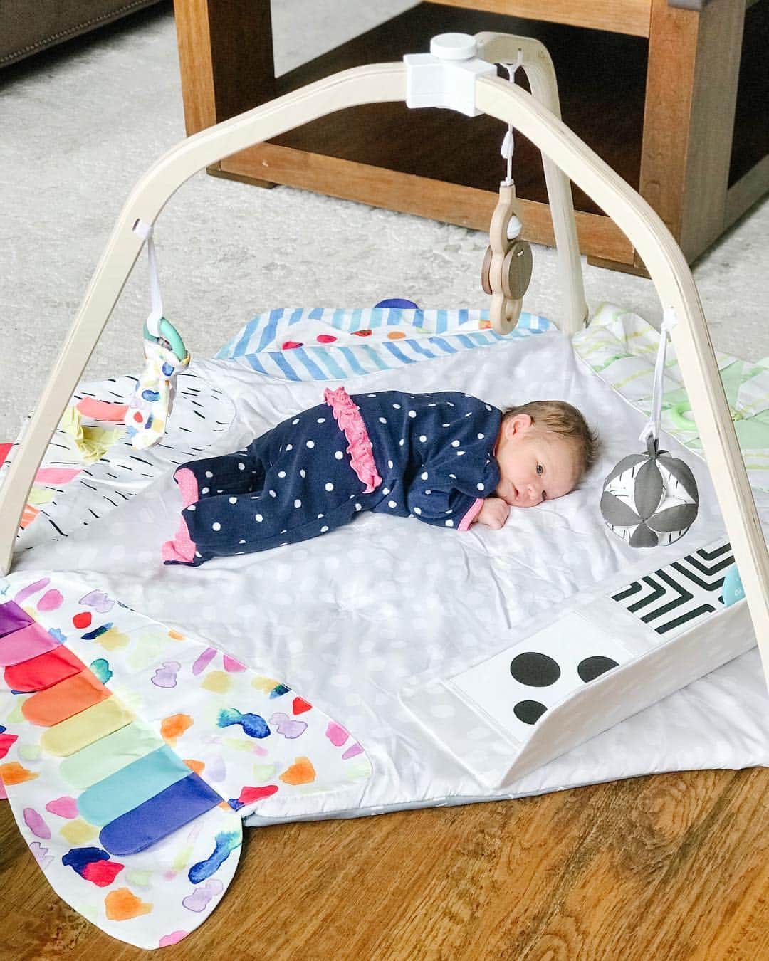 カーリー・パターソンのインスタグラム：「Tummy time Tuesday! Emmaline is focusing hard on her flash cards🔳 Any other mommas have this amazing @lovevery mat?! I’m obsessed☺️」