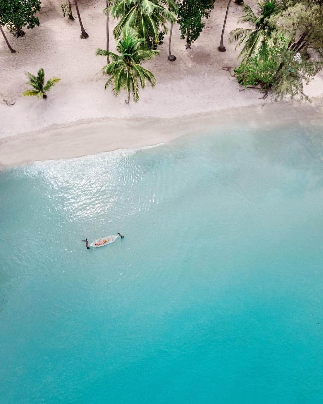 さんのインスタグラム写真 - (Instagram)「Laying in this ocean hammock, cooling down from the immense Thailand heat ☀️ gently swaying with the waves 🌊 has to be the most relaxing experience of my life 💦 . This beach was by far one of my favorite spots here at #SonevaKiri 💦@discoversoneva 🏝 . Each day we’ve taken a boat from the resort to this beach for the most delicious lunch 🌿 And then spent the day here supping, snorkeling, mermaiding, sipping on coconuts, and having so much fun exploring 🧜‍♀️ . What’s the most relaxing experience you’ve had, or a place you’ve been to that makes you feel so content? I just loved the feeling of swaying back and forth in this hammock with the gentle waves 🙏🏼 It was so soothing 💙 . Thanks for helping me with this 🚁 snap @seewantshop 🙏🏼💙 . #discoversoneva #thailandinsider #visitthailand #thailand #sonevaresorts #northbeach #mermaid #hammock #waterhammock #fish #tropicalparadise #wonderful_places #luxuryworldtraveler #beautifuldestinations #beachesnresorts #hotelsandresorts #island #paradise #travelblogger #travel #djiglobal #djiaustralia #drone #dronephotography #womenwhodrone」3月19日 23時39分 - helen_jannesonbense