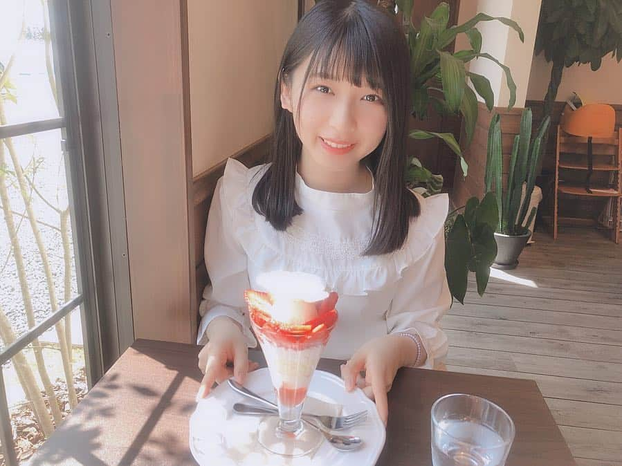 堺萌香のインスタグラム：「. . 筑後地方巡りで行ったカフェ🍓 . . あまおうパフェとタルト . . タルト一口もらいたかったけど ぺろっと食べられてた😂 . . #fruitelier #フルトリエ #あまおう #あまおうパフェ  #いちご」