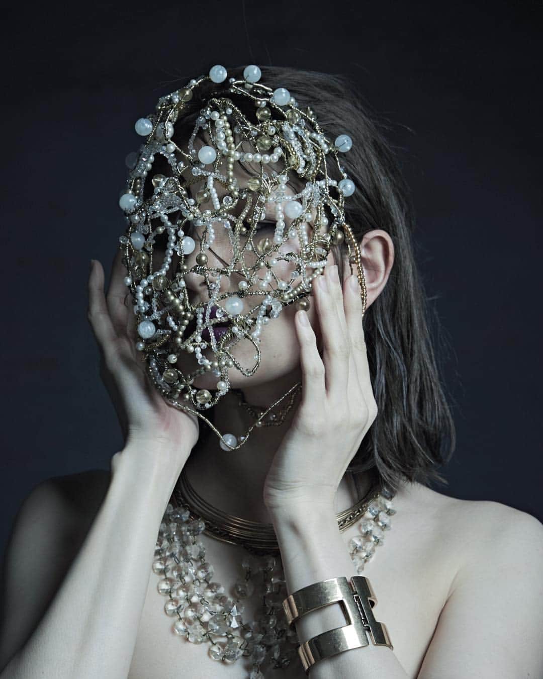ARAKI SHIROのインスタグラム：「good night.. . . ph @yamadakei  h&m @hairmake_ayau_r  md @yumi5287  costume&headpiece by me . . . #ARAKISHIRO#FUKUOKA#costume#headpiece#hautecouture#contemporaryart#portrait#portraitphotography#fashionphotography#sombrebeings#pr0ject_soul#themysterypr0ject#humanedge#pr0ject_uno#sensuality#artphotography#__bodyart__#darkbeauty#osphilia#ithosmag#_fairies#unvaeljournal#feetrica#bodymood#model#福岡#ポートレート#衣装#コスチューム#アラキシロウ」