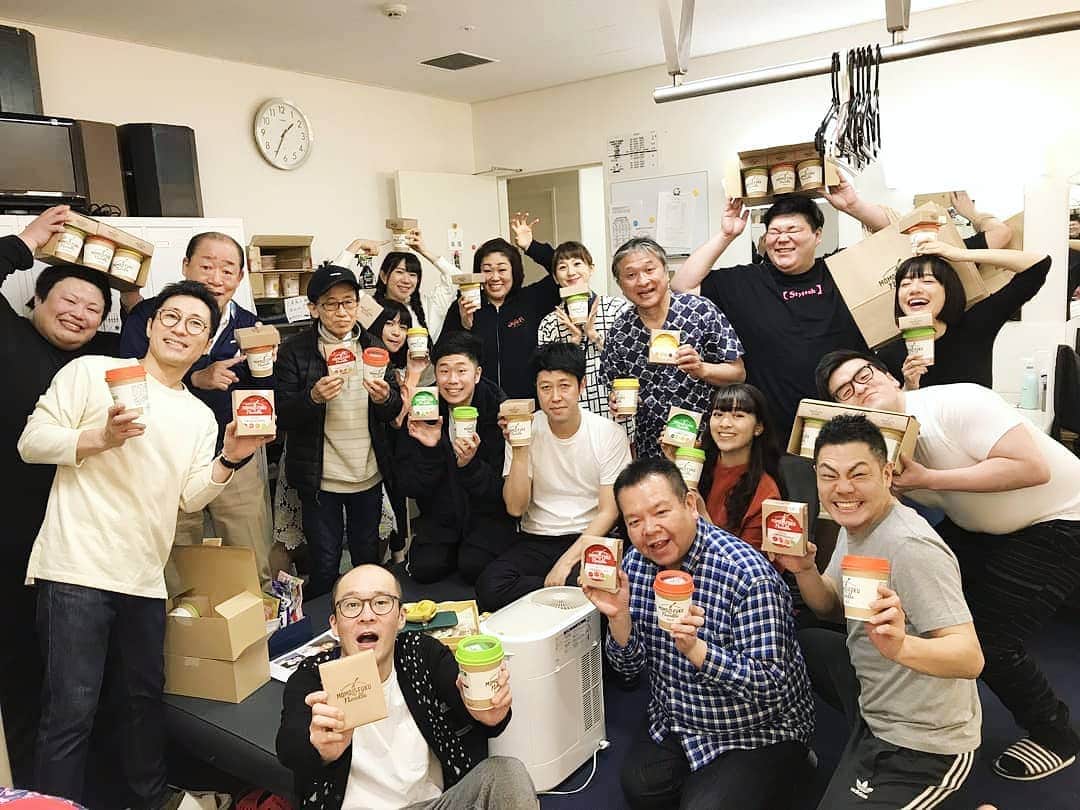 服部ひで子のインスタグラム：「3/19(火)～3/25(月)まで なんばグランド花月⭐小籔座長週に、出演させていただきます(#^.^#)! 日清食品さんからの、美味しいお差し入れをいただき、みんなパワーモリモリ～😄😄😄！ そして、 本日、3/19に、32歳を迎えられた BIRTHDAYガールの早苗姉さん♪ (〃∇〃)ノ由☆ 早苗姉さんも、まだまだお若くて、パワーモリモリです！！！ 今週は、ドキドキハラハラ新喜劇！！！ 是非、この臨場感を体験しに、劇場に観に来てくださいませ！  #よしもと新喜劇 #吉本新喜劇 #新喜劇 #なんばグランド花月  #小籔千豊 座長  #日清食品 #モモフクヌードル #momofukunoodle」