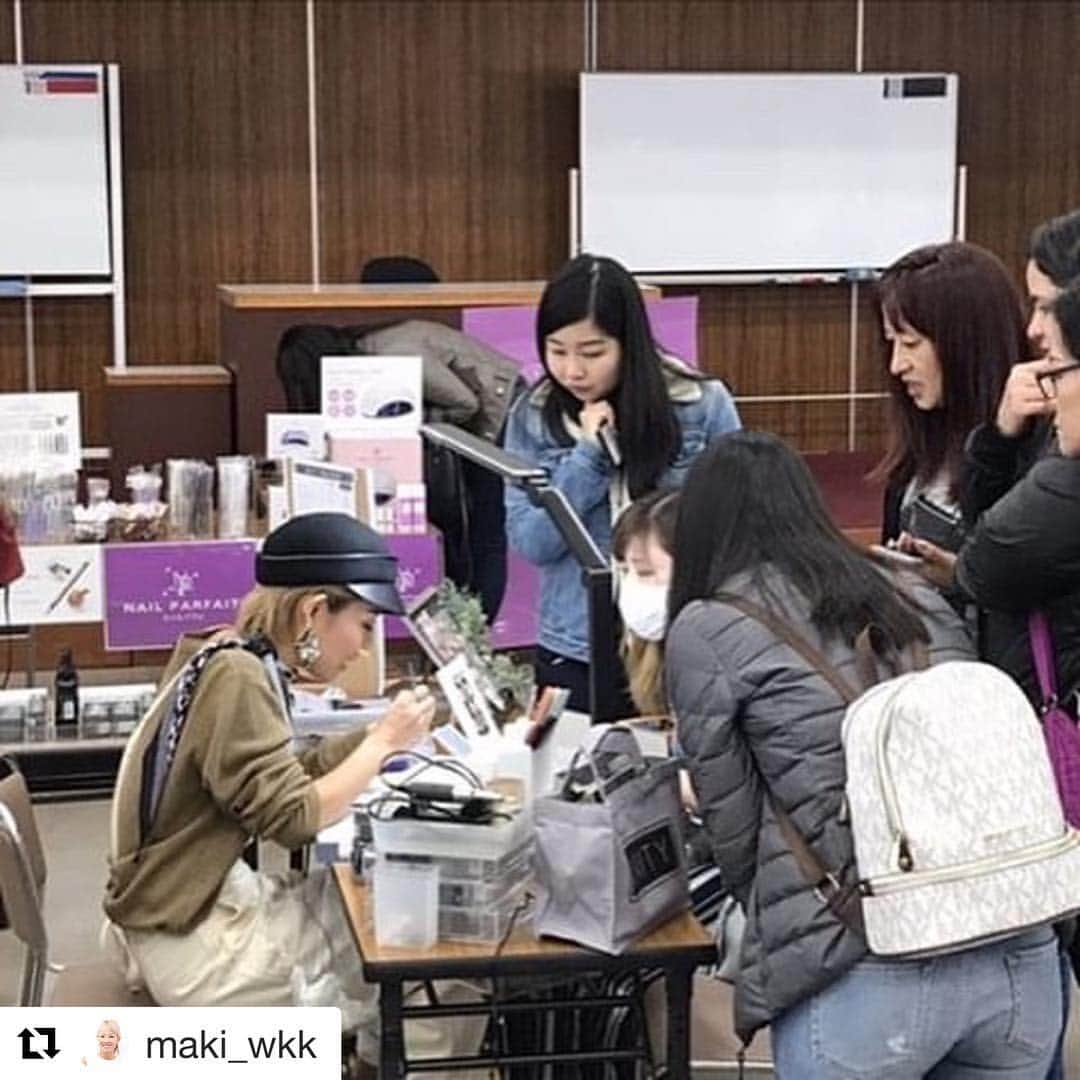 initygel_officialさんのインスタグラム写真 - (initygel_officialInstagram)「#Repost @maki_wkk with @get_repost ・・・ TAT in 静岡 ・ ・ 終始、大盛況だったINITYブース♬ 開始早々に、体験待ちのお客様が出て ノベルティに用意していたINITYオリジナルトートバッグが速攻無くなる事態に焦る焦る💦(笑) お渡し出来なかった方、本当にごめんなさい😭💦 ・ 座りっぱなし、喋りっぱなしで酸欠になりながらも、1本体験デモでは、本当にたくさんのネイリスト様にINITYの良さをお伝え出来て、めちゃくちゃ充実した一日でした❤️ ・ クラスルームでは、人が集まるか不安な中、撮影入ります！とか言われて、青ざめた…😱始まる頃には20人を超えるお客様…伝えたい事いっぱい過ぎるし、緊張するしで、早口ハンパなかったと思う…😰 ・ クラスルーム終了後のよしき社長のコーヒーが美味しくて、本当はおかわりしたかった(笑)🤣 ・ 今回もご一緒させていただいた、OPIのまゆみ先生♬気になってた商品を買えずにいたら、お試しにってくれた😭ありがとうございます💕💕💕 ・ そんなこんなで 充実した一日でした❤️ ・ 最後の写真は、今回大活躍してくれた アートサンプル達♡♡♡ 頑張って作った甲斐があったぜ👍✨ ・ ・  #nails #nailart #gelnails #nailsalon #nailstagram #orb #orbplus #initygel #アイニティジェル #マシーンフィルイン #ピンキーコレクション  #フィルイン #ミルクコレクション  #ネイル #ネイルアート #ネイルデザイン #ネイルサロン #山梨ネイルサロン #甲府ネイルサロン #オーブ #オーブプラス #ジェルネイル #美容 #甲府 #指甲 #美爪」3月19日 23時48分 - initygel_official