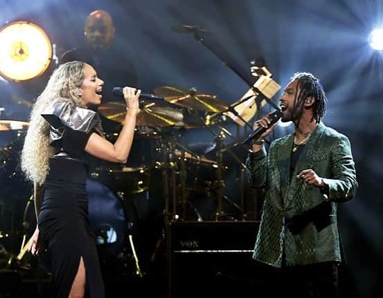 レオナ・ルイスのインスタグラム：「Special times getting to perform with the lovely @miguel ✨🎼」