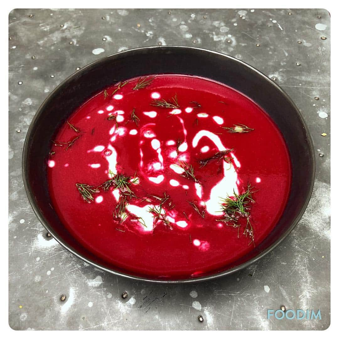 ナイジェラ・ローソンさんのインスタグラム写真 - (ナイジェラ・ローソンInstagram)「Beetroot soup for lunch today. I seem to have served it in slightly retro fashion. I can live with that」3月19日 23時43分 - nigellalawson