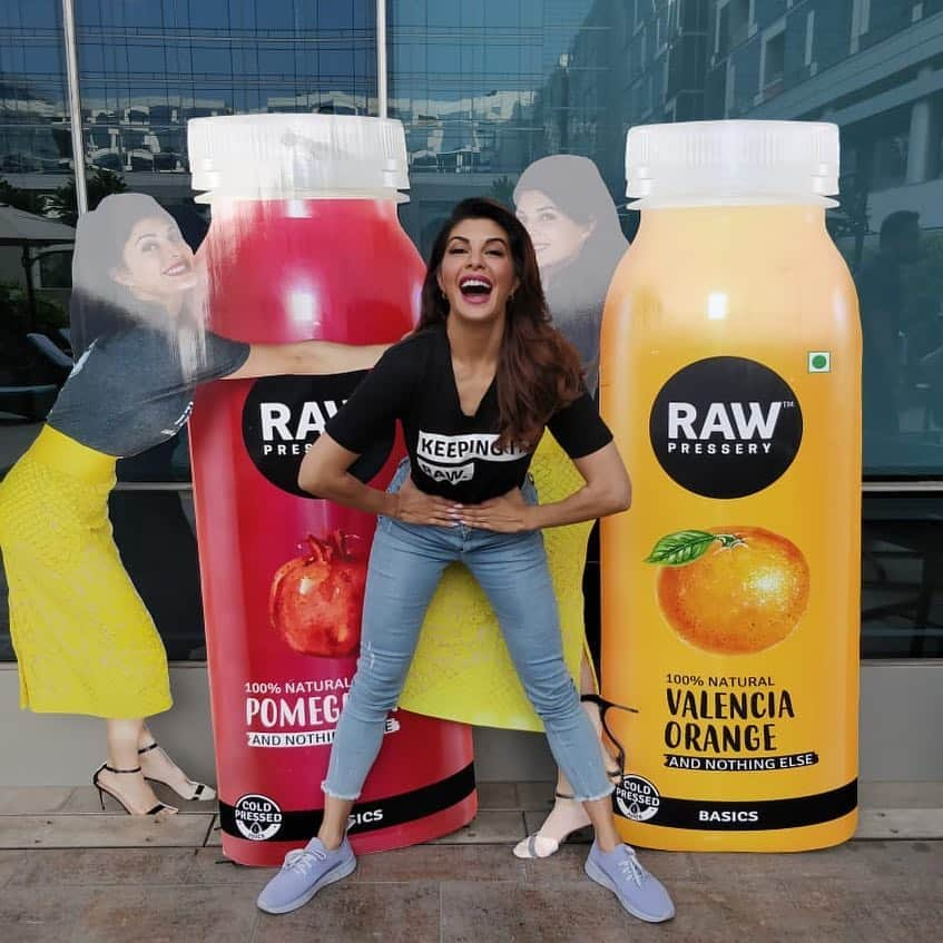 Jacqueline Fernandezさんのインスタグラム写真 - (Jacqueline FernandezInstagram)「You have been the dream team to work with, full of passion and love for what we do!! Thank you for making my first ever business venture such a fulfilling one! Love you team @rawpressery you guys are my green warriors first and foremost! Here’s to many more amazing days like today! #delhigetsraw 🌈❤️🦋」3月19日 23時43分 - jacquelienefernandez