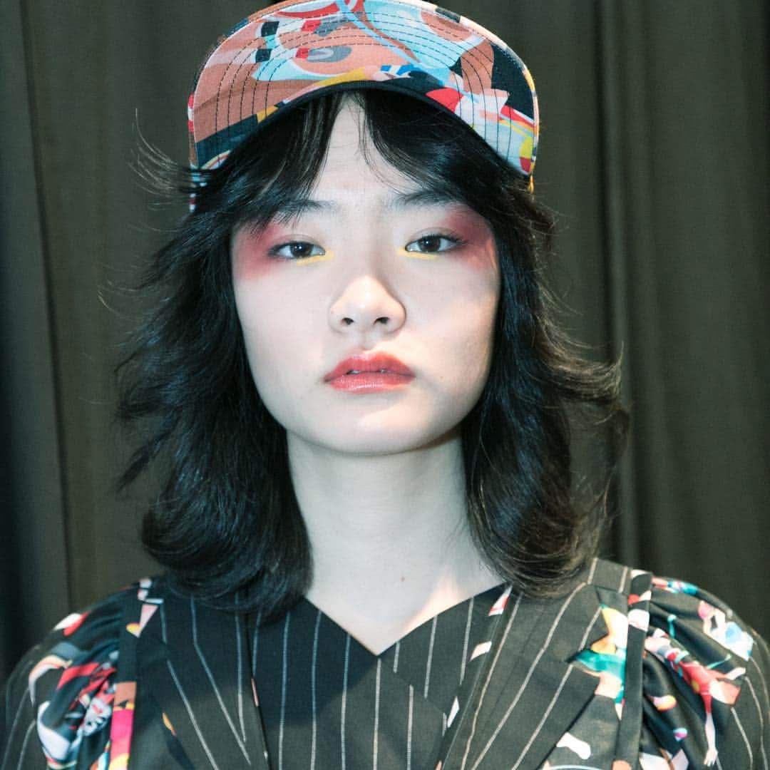 資生堂 さんのインスタグラム写真 - (資生堂 Instagram)「Tokyo Fashion Week  ASIAN FASHION meets TOKYO  #asianfashionmeetstokyo  #afwt #aw19  #backstage #hairandmakeup  by @shiseido_hma  #headmakeupartist by @chizurufuku  #headhairstylist by @mikiyafujioka0603  @shiseido #beautyreimagined  #visiblefeelsinvisible  @shiseidopro_official  @shiseidopro_jpn  #shiseidoprofessional  #fashion #fashionweek」3月19日 23時49分 - shiseido_hma