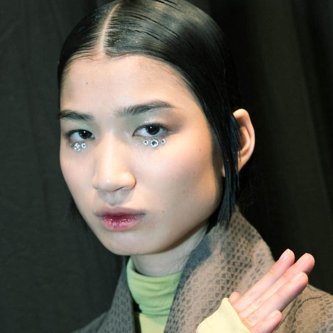 資生堂 さんのインスタグラム写真 - (資生堂 Instagram)「Tokyo Fashion Week  ASIAN FASHION meets TOKYO  #asianfashionmeetstokyo  #afwt #aw19  #backstage #hairandmakeup  by @shiseido_hma  #headmakeupartist by @chizurufuku  #headhairstylist by @mikiyafujioka0603  @shiseido #beautyreimagined  #visiblefeelsinvisible  @shiseidopro_official  @shiseidopro_jpn  #shiseidoprofessional  #fashion #fashionweek」3月19日 23時49分 - shiseido_hma