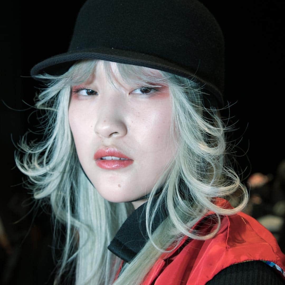 資生堂 さんのインスタグラム写真 - (資生堂 Instagram)「Tokyo Fashion Week  ASIAN FASHION meets TOKYO  #asianfashionmeetstokyo  #afwt #aw19  #backstage #hairandmakeup  by @shiseido_hma  #headmakeupartist by @chizurufuku  #headhairstylist by @mikiyafujioka0603  @shiseido #beautyreimagined  #visiblefeelsinvisible  @shiseidopro_official  @shiseidopro_jpn  #shiseidoprofessional  #fashion #fashionweek」3月19日 23時49分 - shiseido_hma