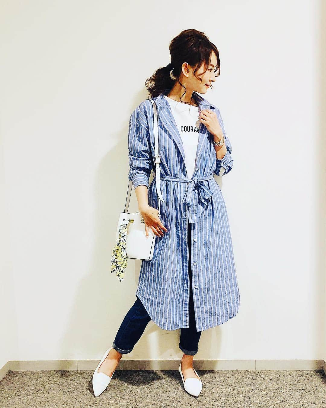 花清まゆこさんのインスタグラム写真 - (花清まゆこInstagram)「#fashion  #today #todayscode  #パンツ#zara #シャツ#トップス#gu #bag #hm #靴#fin  ここからはただの愚痴なので、、興味ない方はスルーしてくださーい^^; さっき、夫に、自分をSNSに載せるなと怒られました。 どうやら、取引先の人が私のインスタの卒園式のを見たらしく（一つ前のやつ）何やら言われたらしいんです、、、。 子供の晴れの舞台の日くらい、家族写真載せて何が悪いんだろう、、とモヤモヤ。  夫も、無理矢理休みを取ってくれたのかもしれないし、何か都合の悪い理由があったんだろうけど、なんでそんなに怒るんだろう、、、。 私は、家族で一緒に卒園式にでれてうれしかったから載せただけだったのにな。。 顔も載せてないのに、、、。と言ったら、顔載せないならなおさら載せる理由も無い！と余計に怒られた（笑）  とゆーか、夫の仕事の人が、私のインスタ見てるって、、そんなに他人の奥さんが気になるんですか？？と突っ込みたくなる（笑） そして、なんで私が奥さんだってわかるのかも謎ー。  きっとこれもみてるんだろうなー？！^^; なので、怒られてまで載せたいとも思わないので、もう夫の事は書きませーん！  ここに愚痴をのせるのは、せめてもの反抗！！笑笑  それよりも、子供たちの前でケンカをしてしまった事を後悔、、、。 ママを泣かせるなー！！と、小さい彼氏2人が守ってくれました♡ 私の心は息子たちにいつも救われる、、。 #息子よ #ありがとう #優しい心#小さい彼氏  #ママの味方」3月19日 23時45分 - mayuusa610